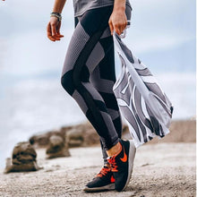 Load image into Gallery viewer, loomrack Push Up Geometric Side Mesh Checkered Black & White Leggings Leggings
