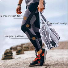 Load image into Gallery viewer, loomrack Push Up Geometric Side Mesh Checkered Black &amp; White Leggings Leggings
